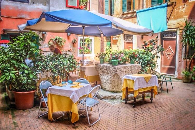 Cafes_Venice_Italy