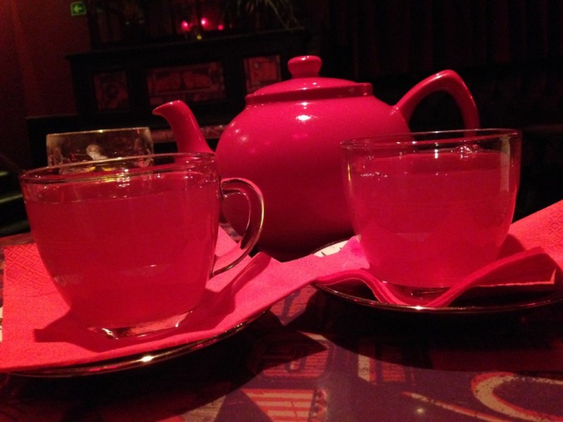 Teapot drinks at Art Cafe | Cool things to do in London via www.dtravelsround.com